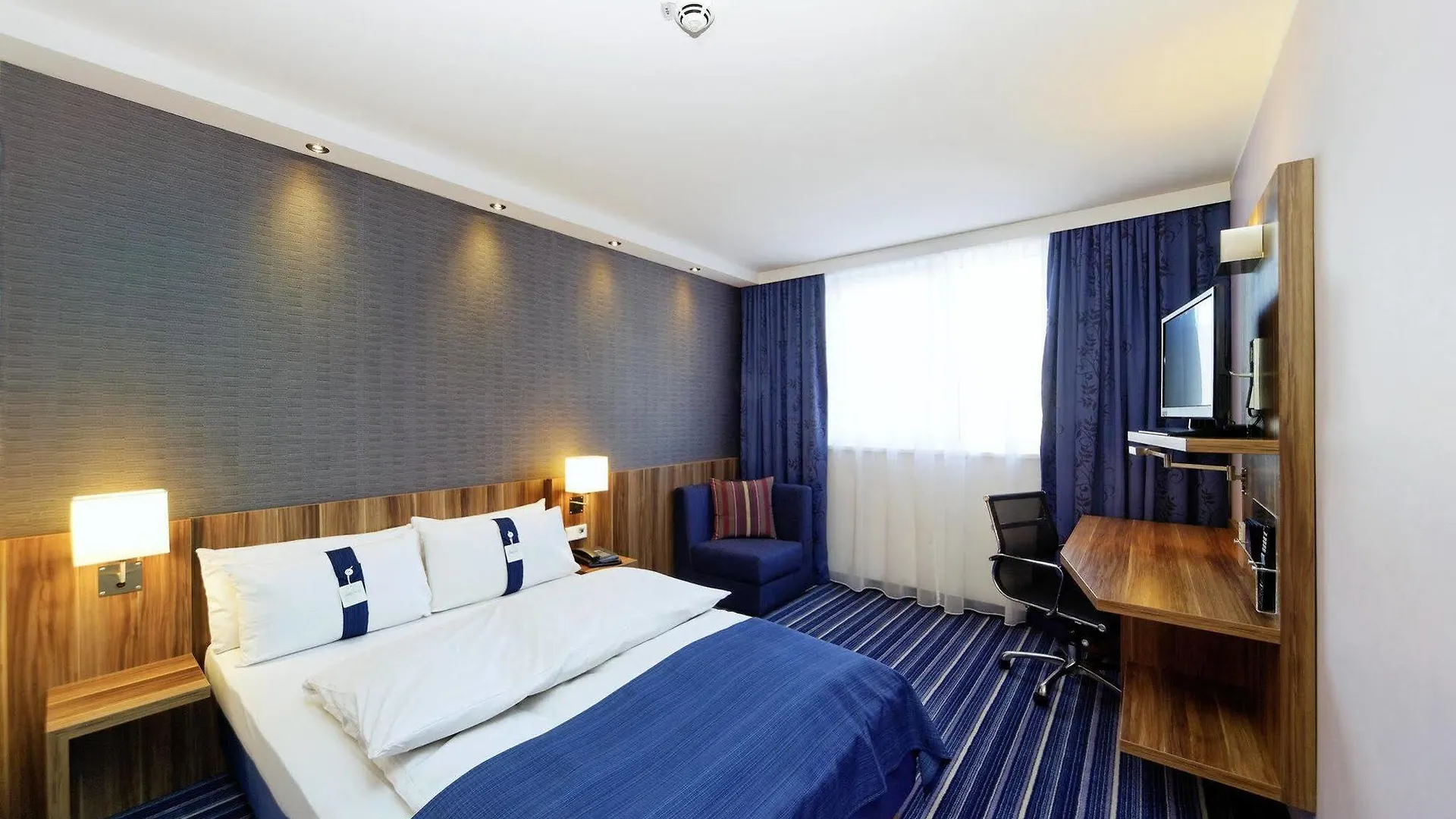 Holiday Inn Express Bremen Airport By Ihg 3*,